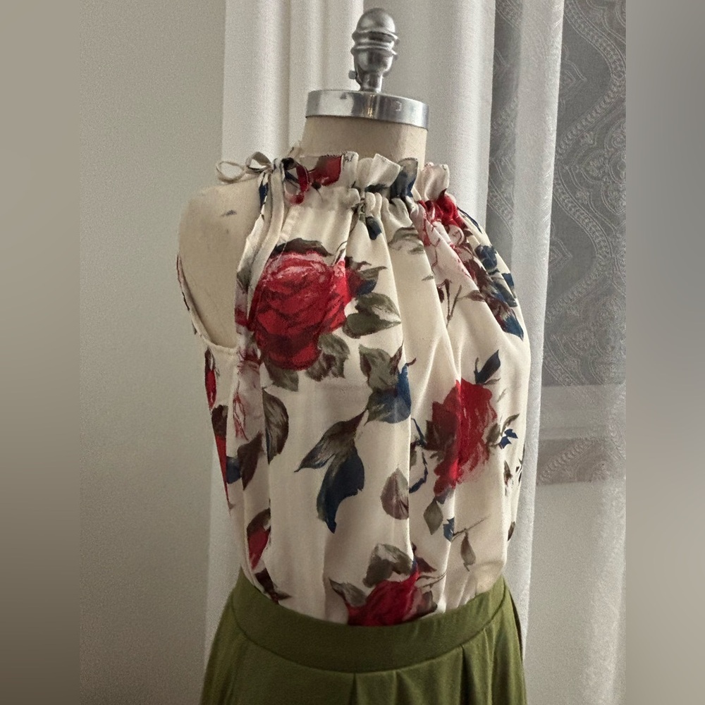 NWOT Beautiful Chiffon Floral Sleeveless Top - M / L (tag XL but runs small).